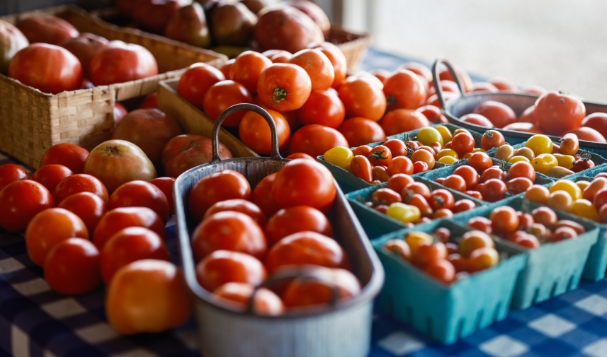 A table displaying fresh tomatoes from Z Farm, showcasing produce from Chicago area farms.